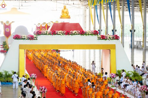 ภาพ No.338956:วันอาทิตย์ที่ 12 กรกฎาคม พ.ศ.2569 พิธีมุทิตาผู้สอบได้เปรียญธรรม ประโยค 1-2 ถึง ป.ธ.9 และ บ.ศ.1-2 ถึง บ.ศ.6 สำนักศาสนศึกษาวัดพระธรรมกาย ประจำปี 2569, พิธีมอบตราตั้งแต่งตั้งอาจารย์ใหญ่ สำนักศาสนศึกษาวัดพระธรรมกาย