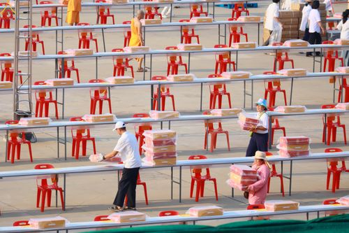 ภาพ No.322578:วันที่ 17 เมษายน พ.ศ.2569 การเรียงกล่องไทยธรรม เรียงน้ำดื่ม เรียงร่ม ณ ลานธรรมพระมหาธรรมกายเจดีย์ เพื่องานถวายมหาสังฆทาน 40,000 กว่าวัดทั่วประเทศ วันคุ้มครองโลก 22 เมษายน พ.ศ.2569 วัดพระธรรมกาย