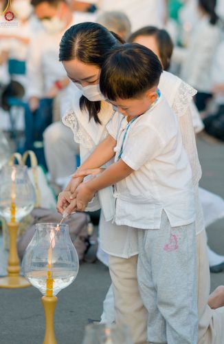 ภาพ No.73400:พิธีจุดประทีปถวายเป็นพุทธบูชา และบูชาธรรมมหาปูชนียาจารย์ ในโครงการธรรมยาตรากตัญญูบูชา มหาปูชนียาจารย์ พระมงคลเทพมุนี(สด จนฺทสโร) พระผู้ปราบมาร ปีที่ 11 ณ อนุสรณ์สถานลำดับที่ 4 สถานที่เกิดด้วยกายธรรม วัดโบสถ์ (บน) บางคูเวียง อ.บางกรวย จ.นนทบุรี วันที่ 21 