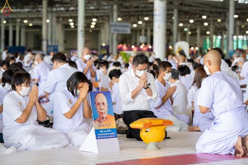 ภาพ No.63911:พิธีขอขมาและมอบผ้าไตรแด่นาคธรรมทายาท โครงการอุปสมบทบูชาธรรมมหาปูชนียาจารย์ วันอาทิตย์ที่ 20 พฤศจิกายน พ.ศ. 2565