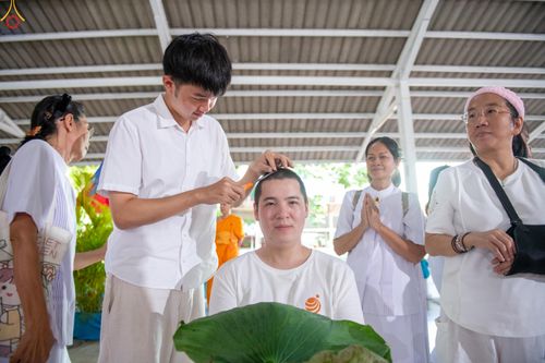 ภาพ No.338286:วันอาทิตย์ที่ 5 กรกฎาคม พศ.2569 พิธีตัดปอยผมธรรมทายาทนานาชาติ IDOP รุ่นที่ 21 จากประเทศจีน มาเลเซีย สิงคโปร์ และไต้หวัน ณ โถงช้าง วัดพระธรรมกาย