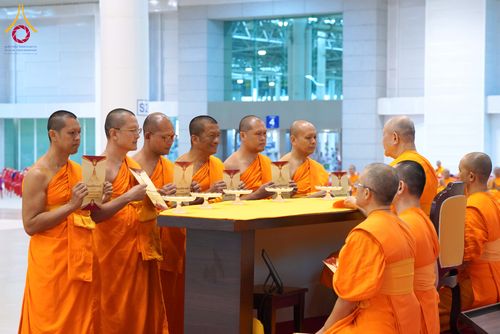 ภาพ No.284863:วันอาทิตย์ที่ 14 ธันวาคม พ.ศ.2568  พิธีปฏิบัติธรรม พิธีถวายภัตตาหารเป็นสังฆทาน พิธีมอบต้นสมบัติจักรพรรดิ ถวายแด่เจ้าอาวาสและประธานสงฆ์ 236 ศูนย์ส่งเสริมศีลธรรมทั่วโลก ณ สภาธรรมกายสากล วัดพระธรรมกาย