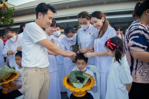 ภาพ No.78475:พิธีตัดปอยผม โครงการหน่อแก้วเปรียญธรรมรุ่นที่ 11  วันที่ 26 มีนาคม พ.ศ.2566  ณ หมู่กุฏิสามเณร อาคารค่ายจองแชมป์ วัดพระธรรมกาย