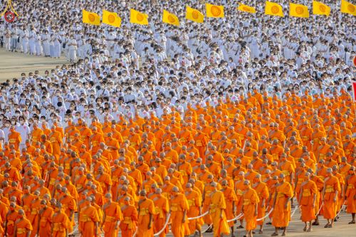 ภาพ No.79161:พิธีอัญเชิญองค์พระบรมพุทธเจ้า 24 องค์ เวียนประทักษิณรอบพระมหาธรรมกายเจดีย์ ณ วัดพระธรรมกาย  วันที่ 2 เมษายน พ.ศ. 2566