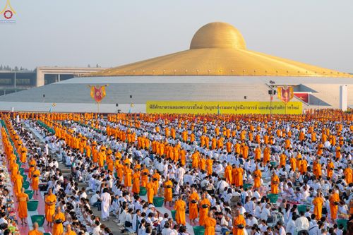 ภาพ No.279831:วันที่ 1 มกราคม พ.ศ.2569 พิธีตักบาตรในวันขึ้นปีใหม่ ณ ลานธรรม วัดพระธรรมกาย