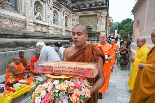 ภาพ No.284083:วันที่ ๔ พฤศจิกายน พุทธศักราช ๒๕๖๘ กฐินสมทบวัดต่างประเทศ โดยคณะศิษยานุศิษย์ บูชาธรรม 81 ปี หลวงพ่อธัมมชโย ณ วัดมหาโพธิ์ เมืองพุทธคยา ประเทศอินเดีย