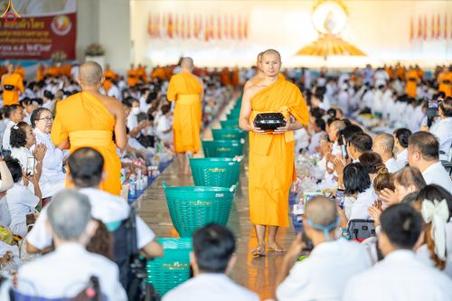 ภาพ No.318169:วันอาทิตย์ต้นเดือนที่ 5 เมษายน พ.ศ.2569 พิธีตักบาตร ณ บ้านแก้วเรือนทองคุณยายอาจารย์ฯ วัดพระธรรมกาย