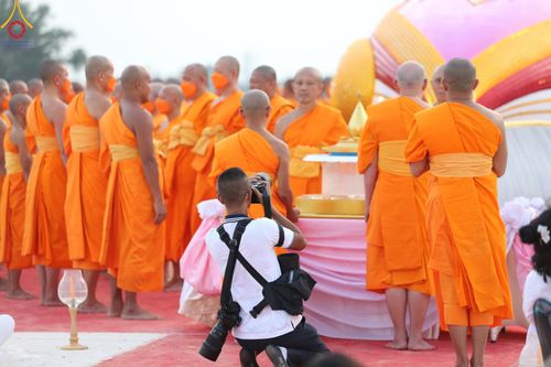 ภาพ No.130182:V.34 เพื่อธรรมเพื่อบางกล่ำ การรับบุญของเจ้าหน้าที่หน่วยงานต่างๆ  เพื่องานธรรมยาตราอัญเชิญพระบรมสารีริกธาตุ ประดิษฐาน ณ มหารัตนเจดีย์สิริปทุมสวรรค์ (เจดีย์อริยพุทธะ 5 พระองค์) ณ ศูนย์ปฏิบัติธรรมภาคใต้ อ.บางกล่ำ จ.สงขลา ระหว่างวันที่ 9-10 มีนาคม พ.ศ. 2567