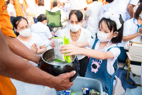 ภาพ No.116217:พิธีตักบาตรพระธรรมยาตรา ณ อนุสรณ์สถานลำดับที่ 4 สถานที่เกิดด้วยกายธรรม วัดโบสถ์(บน) จ.นนทบุรี วันที่ 21 มกราคม พ.ศ. 2567