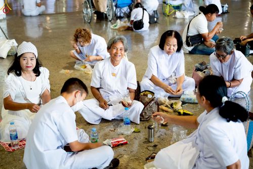 ภาพ No.240576:วันพุธที่ 27 สิงหาคม พ.ศ. 2568 พิธีตักบาตร ในวันธรรมชัย ณ วัดพระธรรมกาย จ.ปทุมธานี