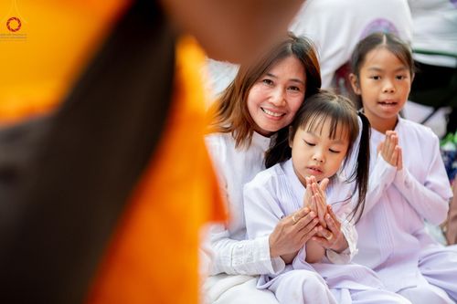 ภาพ No.193436:พิธีต้อนรับพระธรรมยาตรา ณ อนุสรณ์สถาน สถานที่เกิดในเพศสมณะ วัดสองพี่น้อง อำเภอสองพี่น้อง จังหวัดสุพรรณบุรี ในโครงการธรรมยาตรา กตัญญูบูชา มหาปูชนียาจารย์ พระมงคลเทพมุนี(สด จนฺทสโร) พระผู้ปราบมาร อนุสรณ์สถาน 7 แห่ง ปีที่ 13 วันที่ 11 มกราคม พ.ศ. 2568