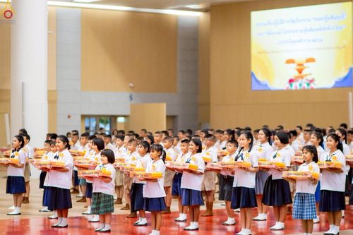 ภาพ No.246095:วันเสาร์ที่ 13 กันยายน พ.ศ. 2568 พิธีมอบผ้าไตรประธานกฐินสัมฤทธิ์เด็กดี V-Star ณ สภาธรรมกายสากล วัดพระธรรมกาย