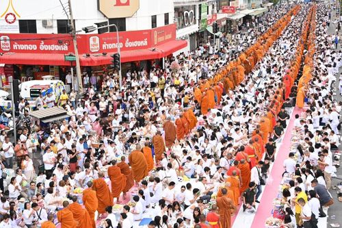 ภาพ No.126221:พิธีทำบุญเมืองนครราชสีมา ฉลอง 556 ปี ตักบาตรพระ 10,000 รูป ในวันเสาร์ที่ 2 มีนาคม พ.ศ.2567 ณ อนุสาวรีย์ท้าวสุรนารี จ.นครราชสีมา จัดโดย คณะสงฆ์จังหวัดนครราชสีมา ร่วมกับสำนักงานจังหวัดนครราชสีมา