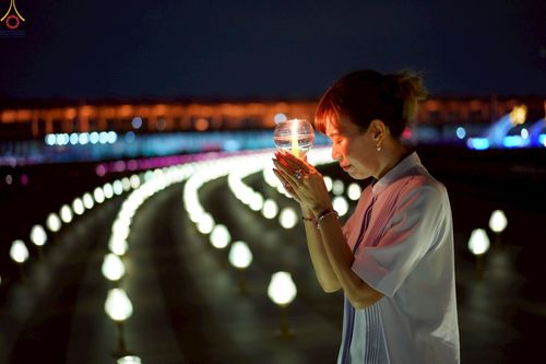 ภาพ No.224140:วันวิสาขบูชา วันอาทิตย์ที่ 11 พฤษภาคม พ.ศ. 2568 พิธีจุดวิสาขประทีป ,  พิธีเวียนประทักษิณรอบพระมหาธรรมกายเจดีย์ , พิธีฉลองชัยสวดมนต์บทธัมมจักกัปปวัตตนสูตร ครบ 7,357,000,000 จบ ณ มหารัตนวิหารคด วัดพระธรรมกาย