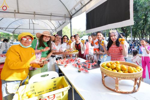 ภาพ No.194043:วัดพระธรรมกาย จัดงานวันเด็กแห่งชาติ ประจำปี พ.ศ.2568 ออกร้านอาหาร 200 ร้าน มอบของขวัญหลายหมื่นชิ้น วันที่ 12 มกราคม พ.ศ. 2568 วัดพระธรรมกาย อ.คลองหลวง จ.ปทุมธานี