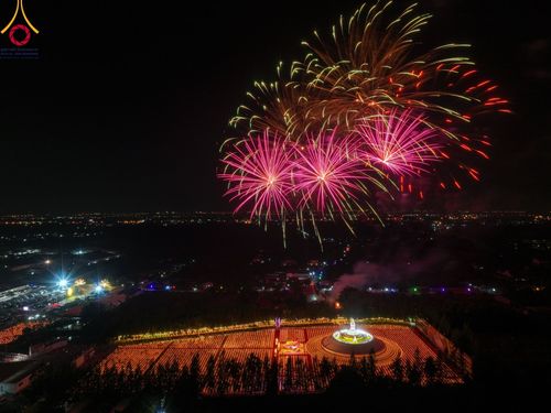 ภาพ No.109752:พิธีจุดประทีปถวายเป็นพุทธบูชา และบูชาธรรมมหาปูชนียาจารย์ วันที่ 10 มกราคม พ.ศ. 2567 ณ อนุสรณ์สถานคลองบางนางแท่น อ.สามพราน จ.นครปฐม