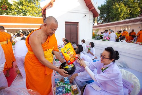 ภาพ No.197816:พิธีตักบาตรพระธรรมยาตรา ณ อนุสรณ์สถานลำดับที่ 4 สถานที่เกิดด้วยกายธรรม วัดโบสถ์(บน) ต.บางคูเวียง จ.นนทบุรี ในโครงการธรรมยาตรา กตัญญูบูชา มหาปูชนียาจารย์ พระมงคลเทพมุนี(สด จนฺทสโร) พระผู้ปราบมาร อนุสรณ์สถาน 7 แห่ง ปีที่ 13 วันที่ 19 มกราคม พ.ศ. 2568
