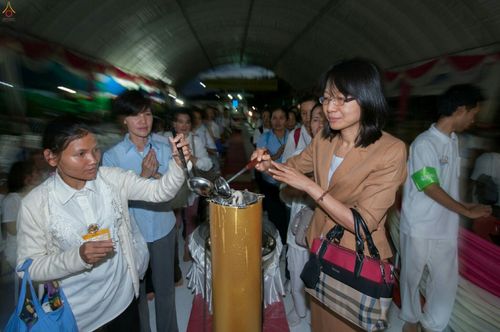 ภาพ No.24365:ประมวลภาพพิธีหล่อเทียนพรรษามหามงคลและพิธีถวายเทียนพรรษาแด่วัดทั่วประเทศ