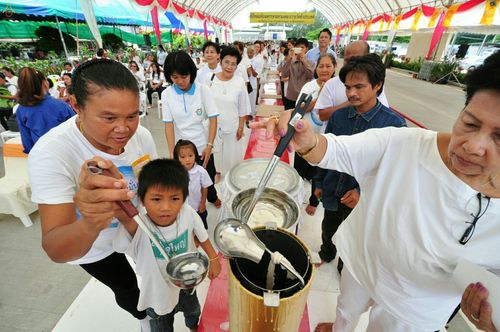 ภาพ No.24377:ประมวลภาพพิธีหล่อเทียนพรรษามหามงคลและพิธีถวายเทียนพรรษาแด่วัดทั่วประเทศ