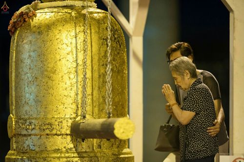 ภาพ No.27599:พิธีปิดแผ่นทองระฆังธรรม เข้าสู่ยุคชาวศิวิไลซ์และพิธีสวดธัมมจักกัปปวัตนสูตร