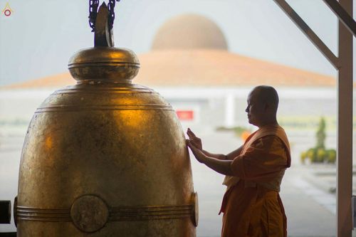ภาพ No.27701:พิธีปิดแผ่นทองระฆังธรรม เข้าสู่ยุคชาวศิวิไลซ์และพิธีสวดธัมมจักกัปปวัตนสูตร