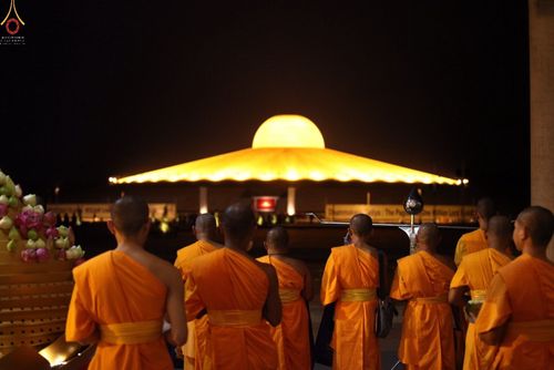 ภาพ No.27730:พิธีปิดแผ่นทองระฆังธรรม เข้าสู่ยุคชาวศิวิไลซ์และพิธีสวดธัมมจักกัปปวัตนสูตร