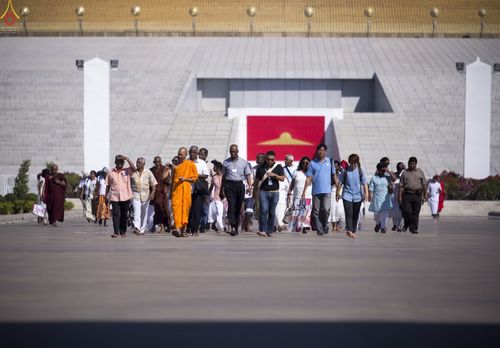 ภาพ No.27745:พิธีปิดแผ่นทองระฆังธรรม เข้าสู่ยุคชาวศิวิไลซ์และพิธีสวดธัมมจักกัปปวัตนสูตร