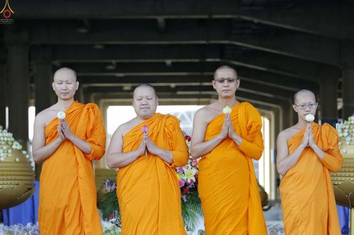 ภาพ No.27758:พิธีปิดแผ่นทองระฆังธรรม เข้าสู่ยุคชาวศิวิไลซ์และพิธีสวดธัมมจักกัปปวัตนสูตร