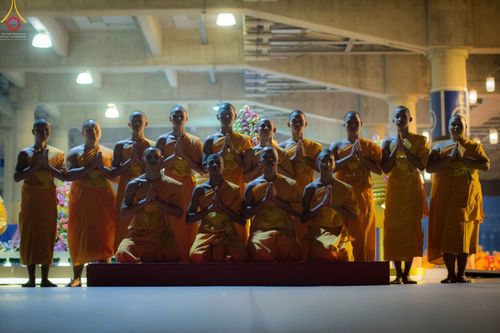 ภาพ No.27790:พิธีปิดแผ่นทองระฆังธรรม เข้าสู่ยุคชาวศิวิไลซ์และพิธีสวดธัมมจักกัปปวัตนสูตร