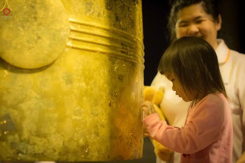 ภาพ No.27810:พิธีปิดแผ่นทองระฆังธรรม เข้าสู่ยุคชาวศิวิไลซ์และพิธีสวดธัมมจักกัปปวัตนสูตร