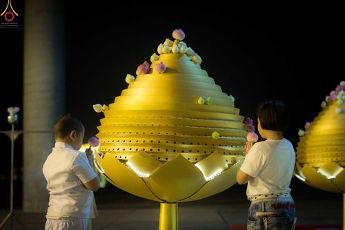 ภาพ No.27822:พิธีปิดแผ่นทองระฆังธรรม เข้าสู่ยุคชาวศิวิไลซ์และพิธีสวดธัมมจักกัปปวัตนสูตร