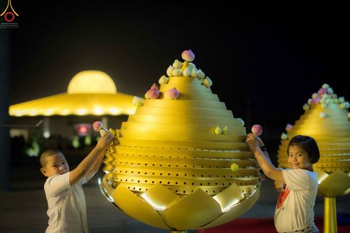 ภาพ No.27823:พิธีปิดแผ่นทองระฆังธรรม เข้าสู่ยุคชาวศิวิไลซ์และพิธีสวดธัมมจักกัปปวัตนสูตร