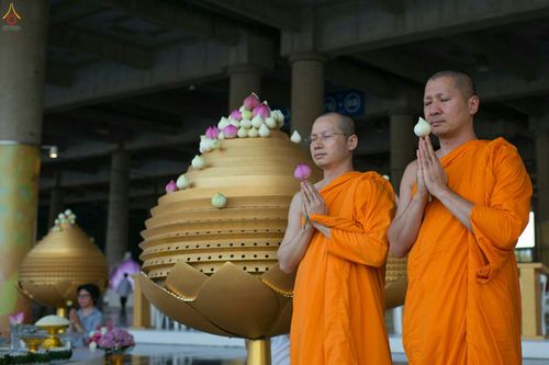 ภาพ No.27840:พิธีปิดแผ่นทองระฆังธรรม เข้าสู่ยุคชาวศิวิไลซ์และพิธีสวดธัมมจักกัปปวัตนสูตร