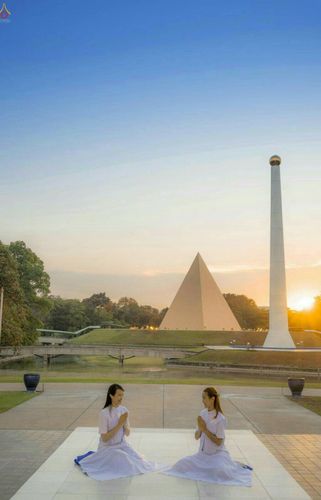 อุบาสิกา สตรีผู้นั่งใกล้พระรัตนตรัย