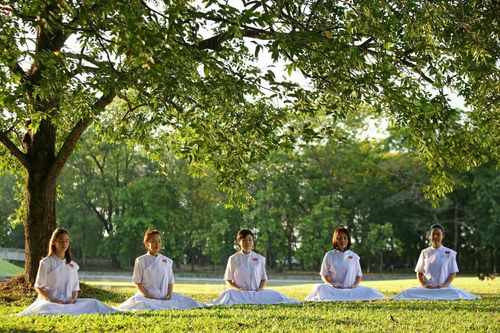 ภาพ No.23347:อุบาสิกา สตรีผู้นั่งใกล้พระรัตนตรัย