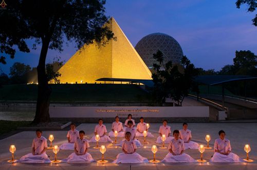 ภาพ No.23349:อุบาสิกา สตรีผู้นั่งใกล้พระรัตนตรัย