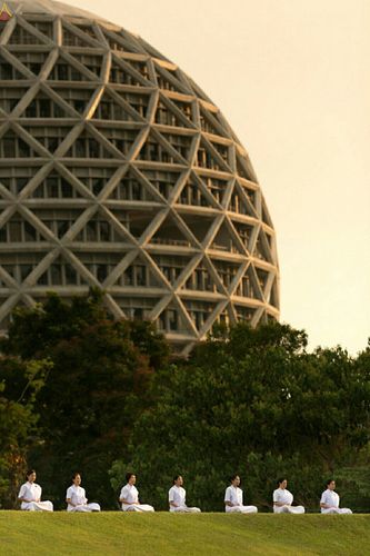 ภาพ No.23359:อุบาสิกา สตรีผู้นั่งใกล้พระรัตนตรัย