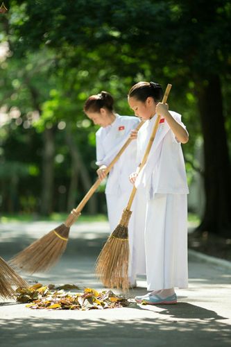 ภาพ No.23354:อุบาสิกา สตรีผู้นั่งใกล้พระรัตนตรัย