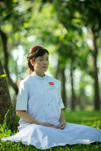 ภาพ No.23353:อุบาสิกา สตรีผู้นั่งใกล้พระรัตนตรัย