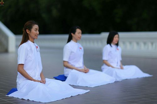 ภาพ No.23360:อุบาสิกา สตรีผู้นั่งใกล้พระรัตนตรัย