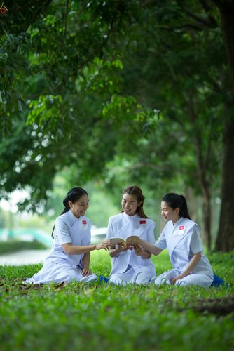 ภาพ No.23356:อุบาสิกา สตรีผู้นั่งใกล้พระรัตนตรัย