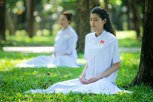 ภาพ No.23357:อุบาสิกา สตรีผู้นั่งใกล้พระรัตนตรัย