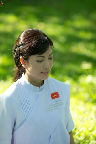 ภาพ No.23363:อุบาสิกา สตรีผู้นั่งใกล้พระรัตนตรัย