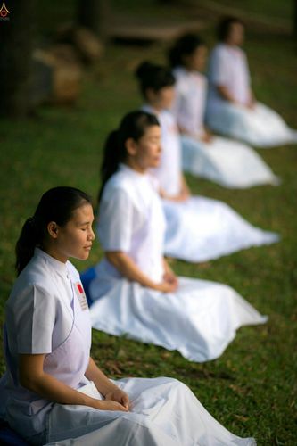 ภาพ No.23366:อุบาสิกา สตรีผู้นั่งใกล้พระรัตนตรัย