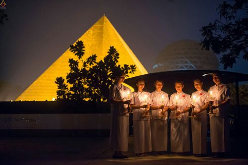 ภาพ No.23362:อุบาสิกา สตรีผู้นั่งใกล้พระรัตนตรัย