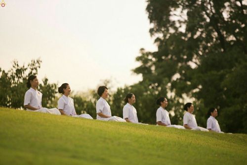 ภาพ No.23365:อุบาสิกา สตรีผู้นั่งใกล้พระรัตนตรัย