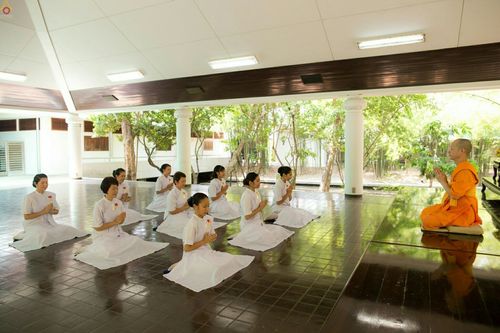 ภาพ No.23368:อุบาสิกา สตรีผู้นั่งใกล้พระรัตนตรัย