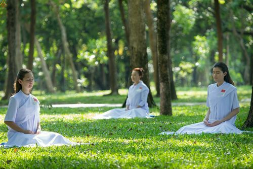 ภาพ No.23371:อุบาสิกา สตรีผู้นั่งใกล้พระรัตนตรัย