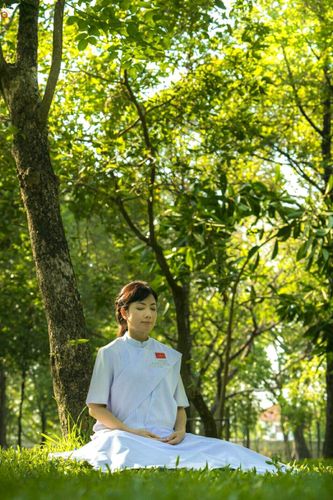 ภาพ No.23373:อุบาสิกา สตรีผู้นั่งใกล้พระรัตนตรัย