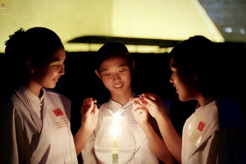 ภาพ No.23372:อุบาสิกา สตรีผู้นั่งใกล้พระรัตนตรัย